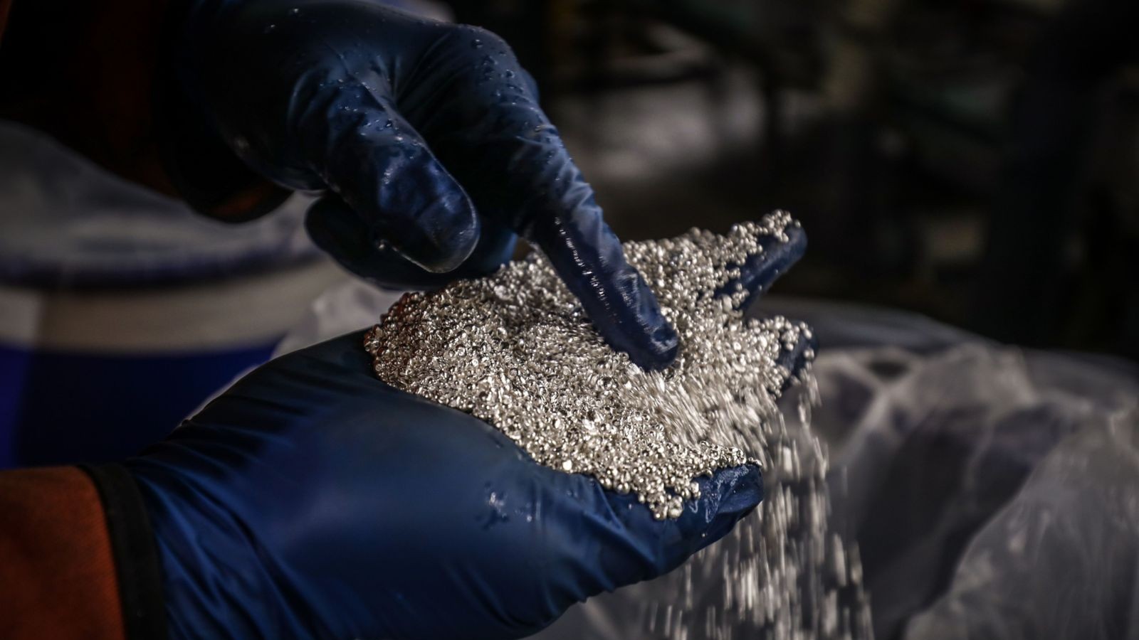 إمدادات الفضة تتجه لشح أكبر وسط إقبال الأفراد واستبعاد تراجع الأسعار 