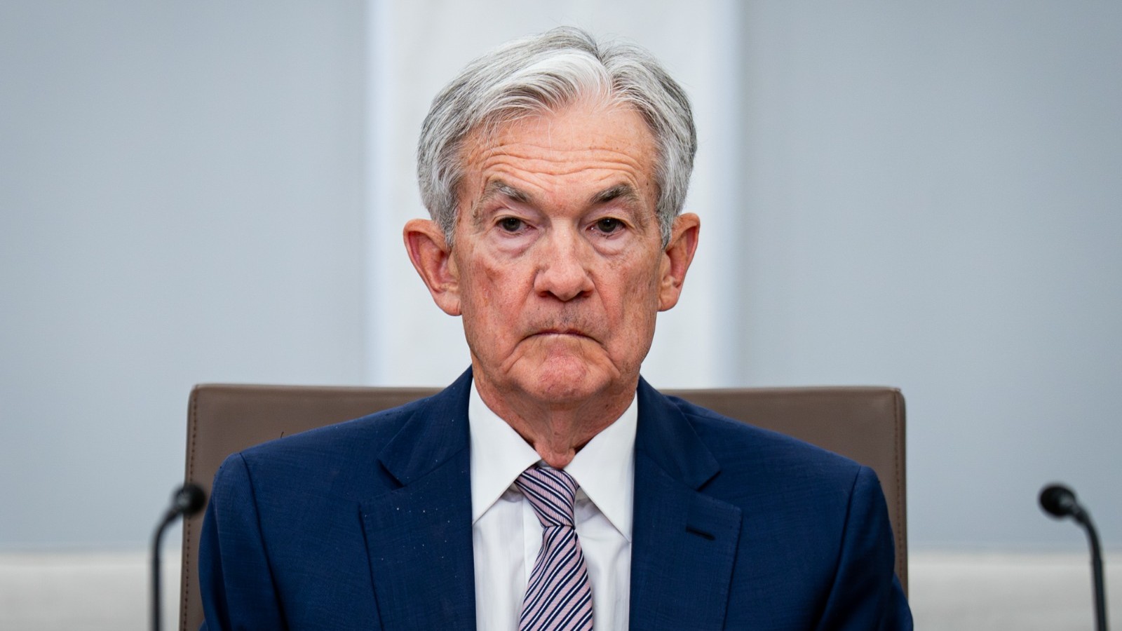 رئيس الفيدرالي يشيد بسجل فولكر في مواجهة الضغوط السياسية 