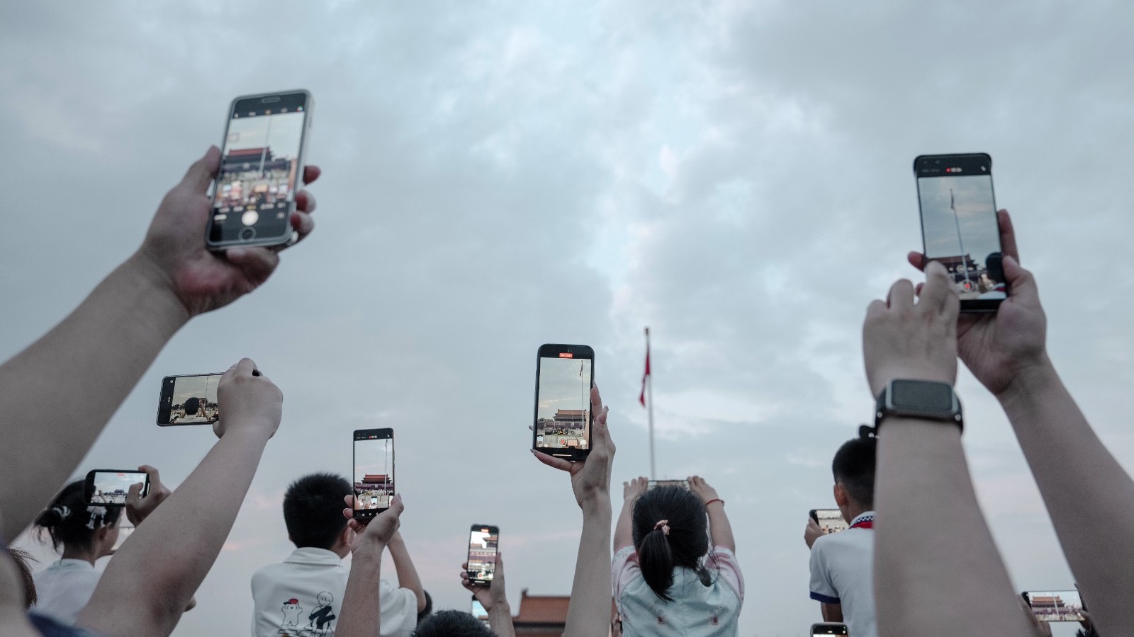 IDC: سوق الهواتف الذكية تنكمش 13% هذا العام بضغط أزمة رقائق الذاكرة 