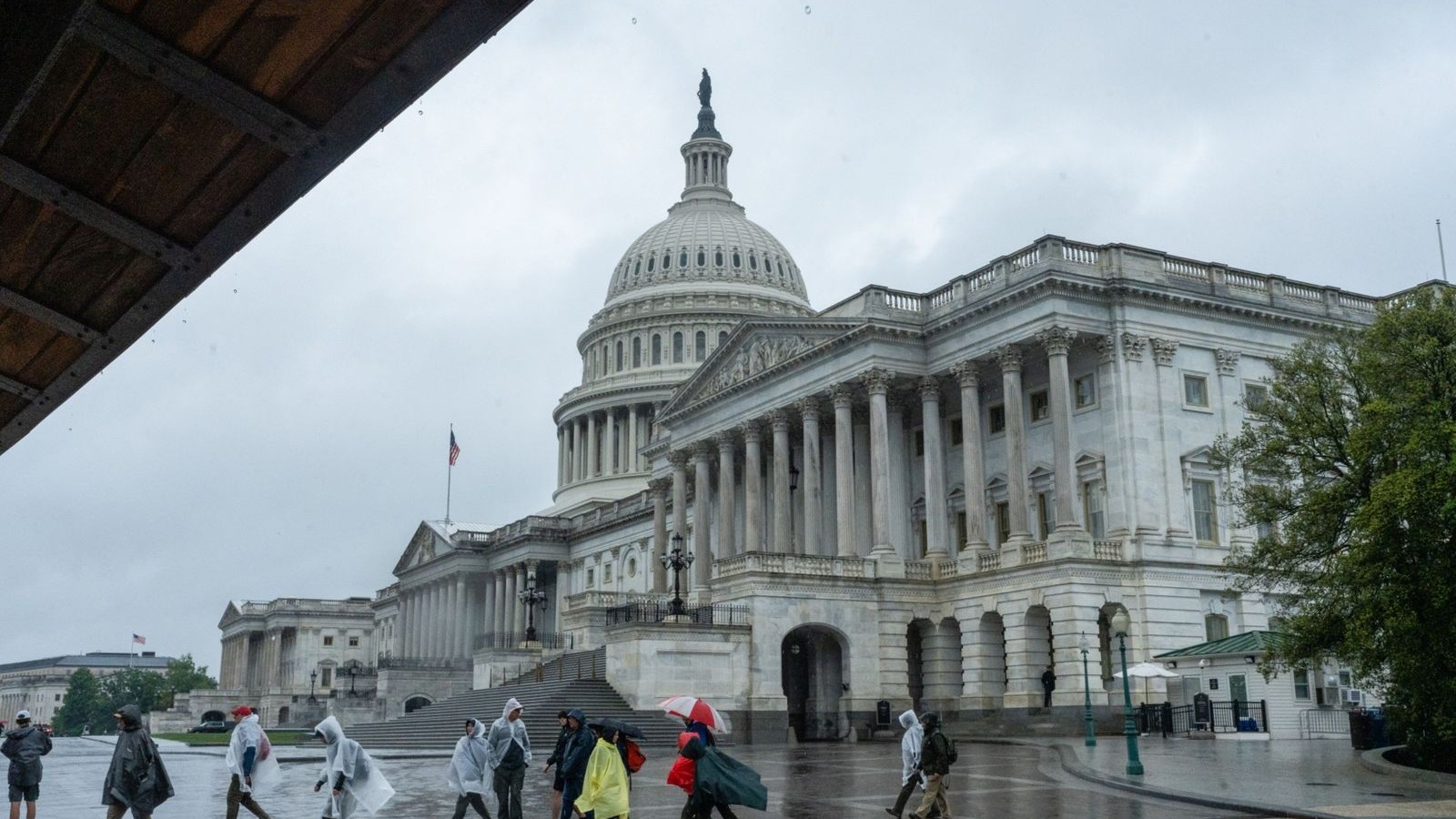 واشنطن تتفادى الإغلاق مؤقتاً بعد اتفاق بين ترمب والديمقراطيين 