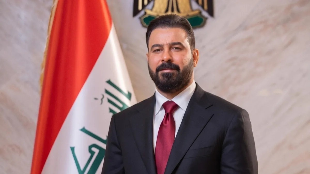 العراق يكلف رجل أعمال من خارج المشهد السياسي بتشكيل حكومة 