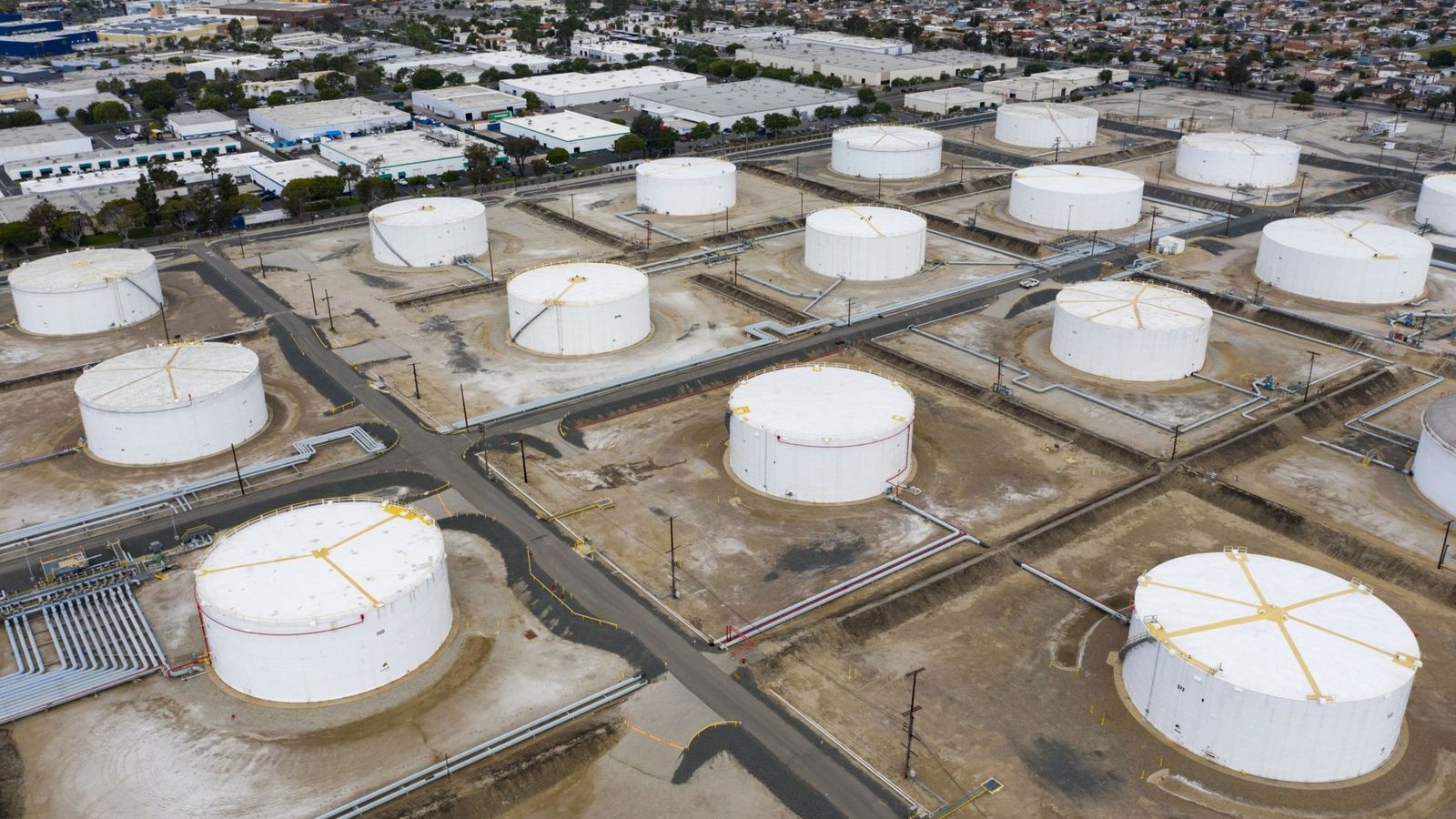 أسعار النفط تستقر وسط ترقب لتداعيات غرينلاند ومخاوف فائض المعروض 