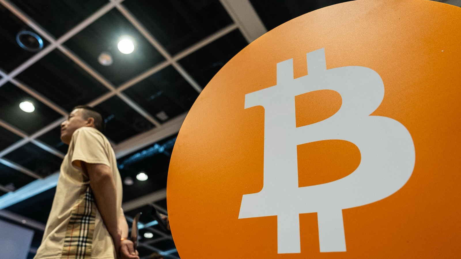 بتكوين تستقر عند 90 ألف دولار وسط ترقب الرسوم وquot;الفيدراليquot; 