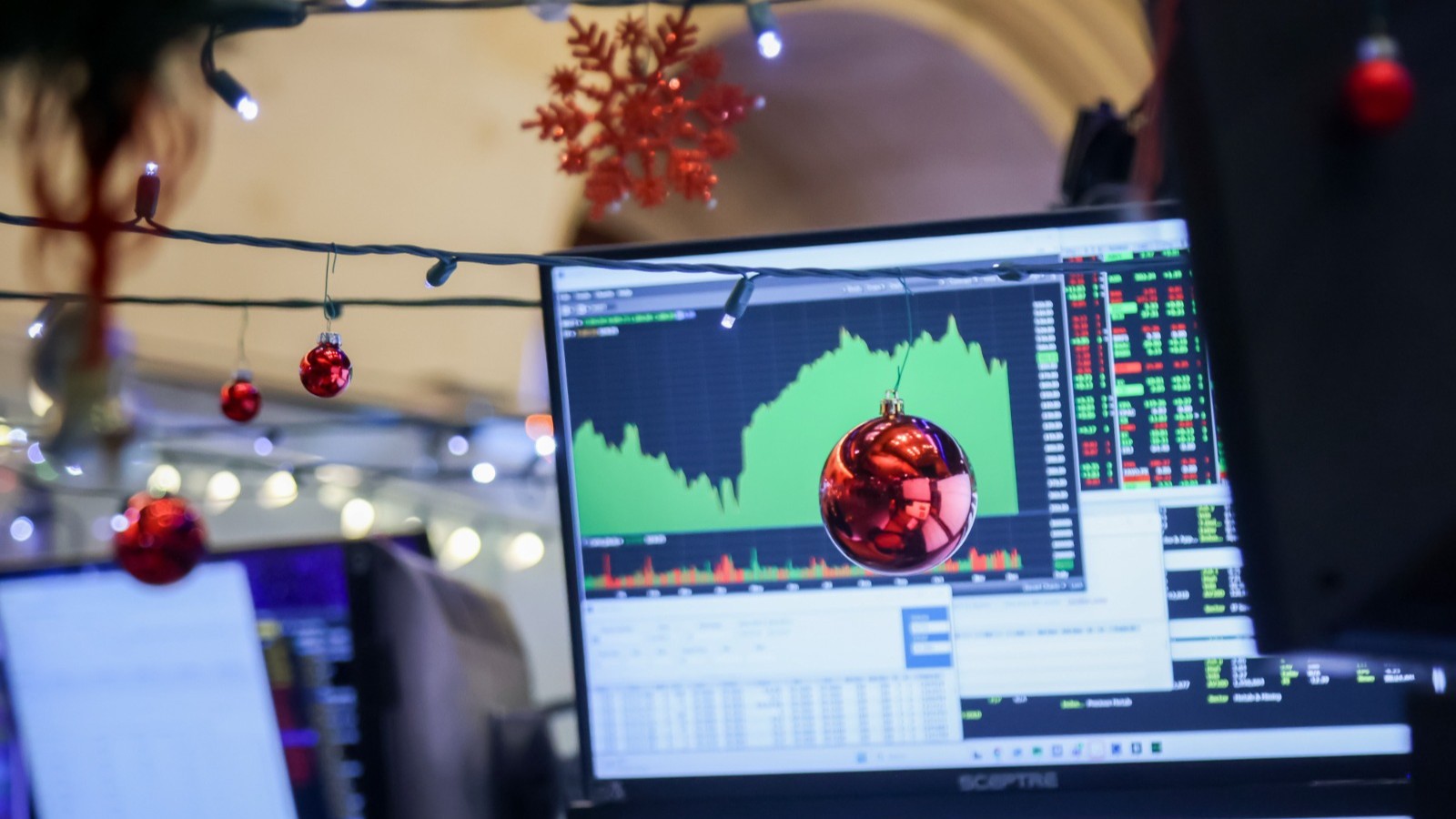 الأسهم الأميركية تحوم قرب قمة جديدة بدعم من صفقة إنفيديا 