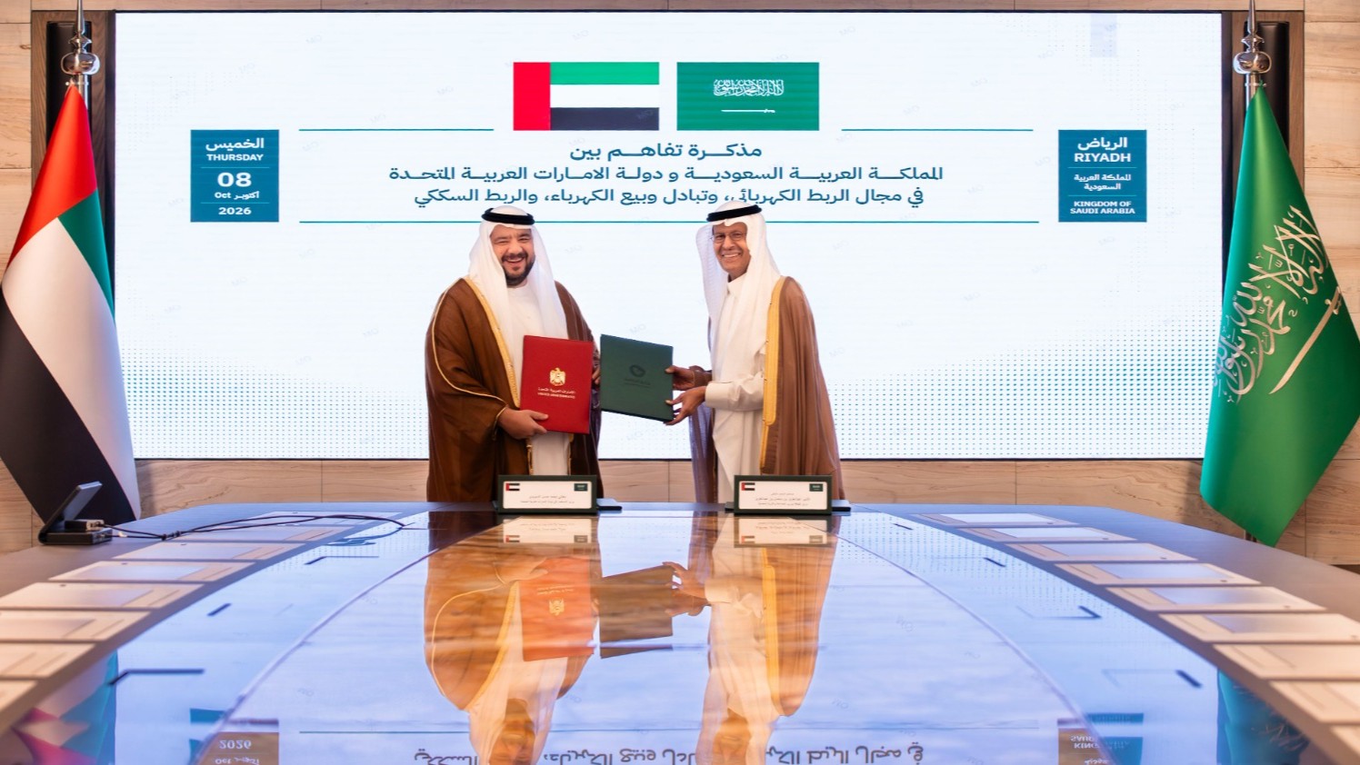 السعودية والإمارات تمهدان لربط الكهرباء وسكك الحديد 