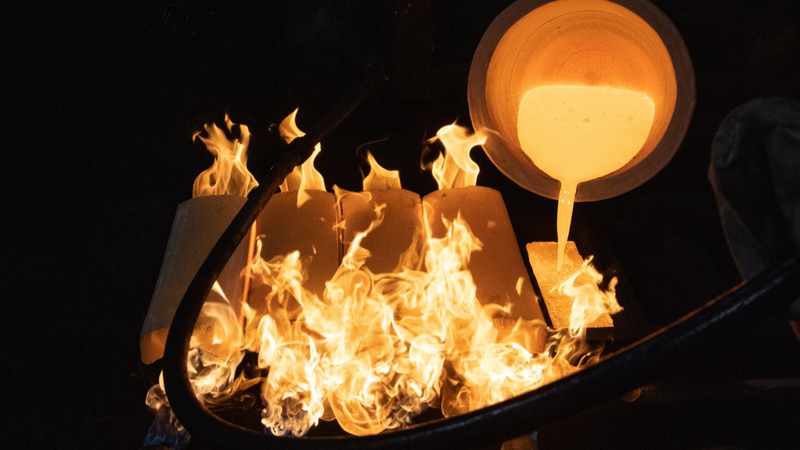 يوم أسود.. الخسائر تلتهم ثلث قيمة الفضة والذهب يتكبد أكبر تراجع منذ الثمانينات 