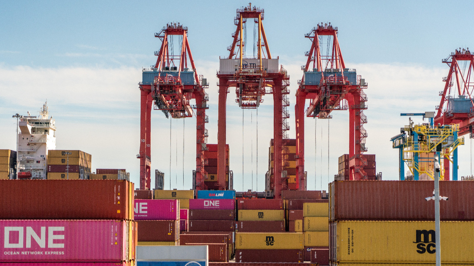 إعفاء المكسيك وكندا من رسم أميركي جديد لا ينهي مخاطر التجارة الثلاثية 