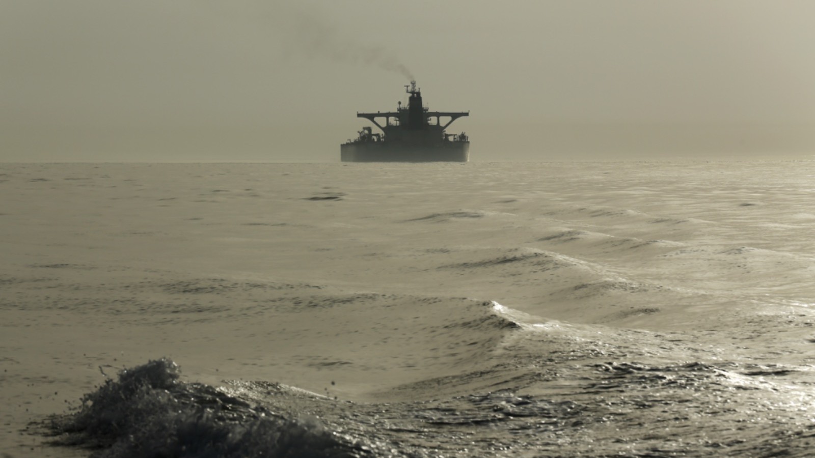 عبور رابع ناقلة نفط تديرها شركة يونانية مضيق هرمز رغم القيود الإيرانية 