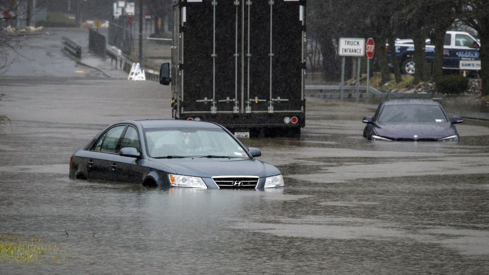 هل عدم حدوث انهيار اقتصادي ينفي وجود مشكلة في سياسات ترمب؟ 