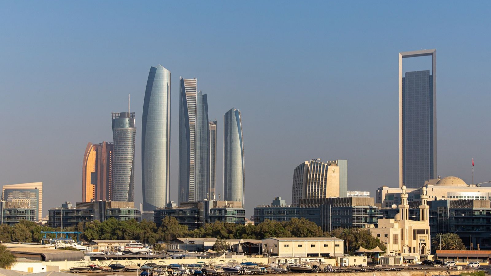 فيتش تثبت تصنيف الإمارات رغم توقع انكماش الاقتصاد غير النفطي وتأثر دبي 