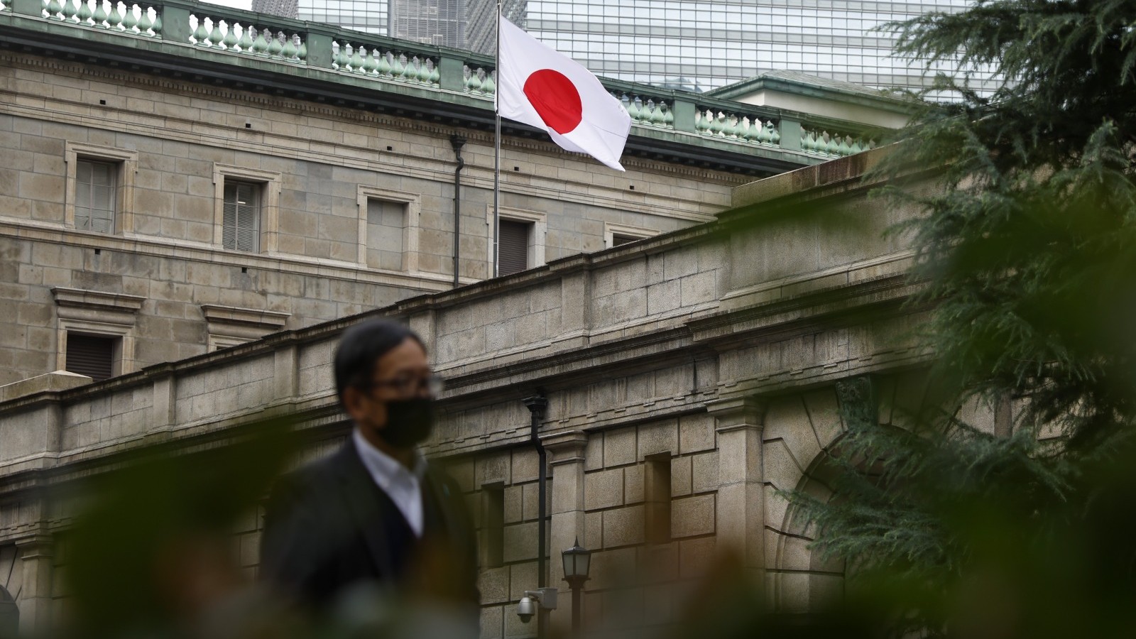 بنك اليابان يبقي أسعار الفائدة من دون تغيير وسط انقسام داخلي 