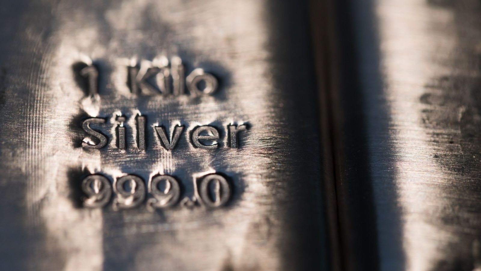 تراجع حاد لأسعار الفضة وسط عمليات بيع لجني أرباح 