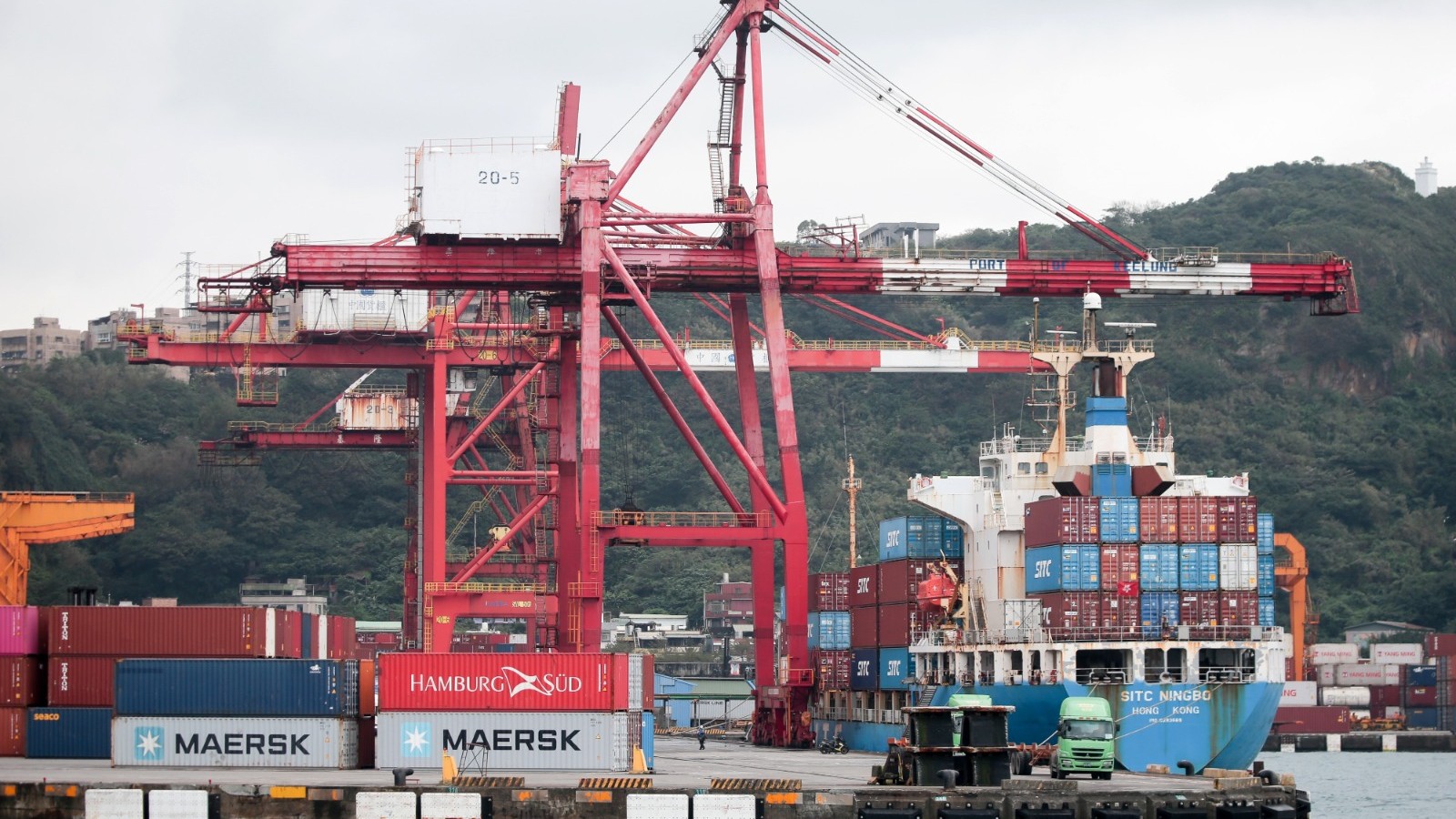 اتفاق أميركي تايواني لخفض الرسوم وتعزيز استثمارات الطاقة والرقائق 