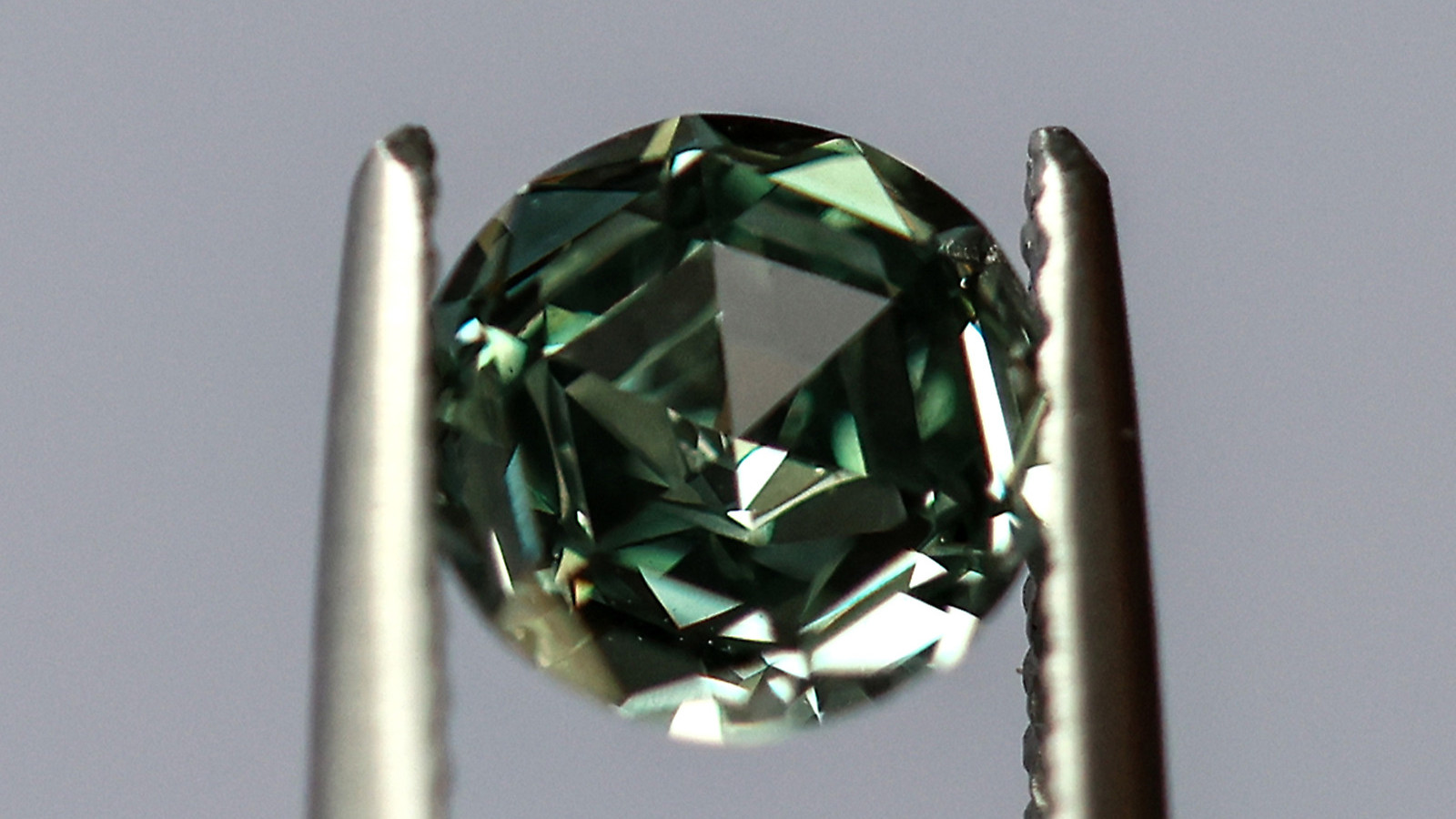 الألماس الصناعي الصيني يزداد بريقاً بفضل الذكاء الاصطناعي 
