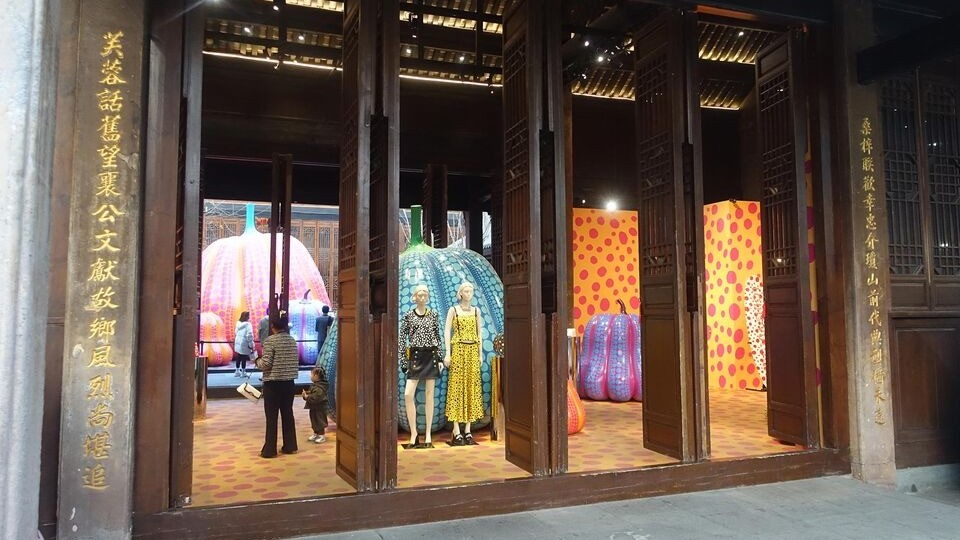 آخر موضة.. شراء المنتجات الفاخرة المستعملة 