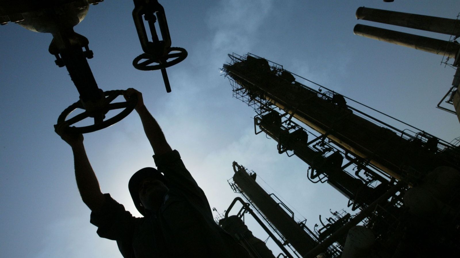 العراق يسمح بتصدير الوقود براً عبر سوريا للمرة الأولى منذ عقود 