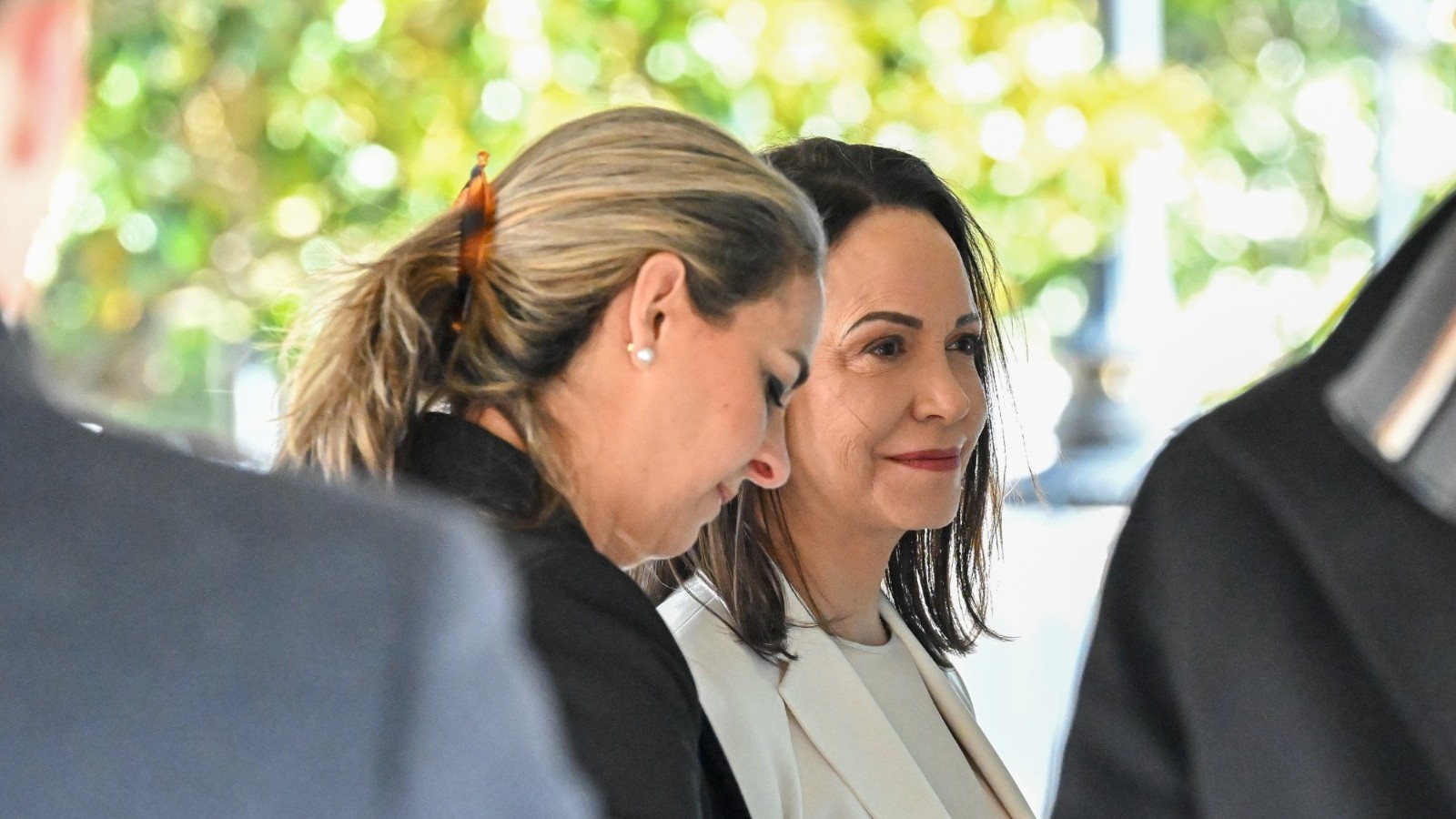 ترمب يلتقي زعيمة معارضة فنزويلا ويقبل منها جائزة نوبل للسلام 