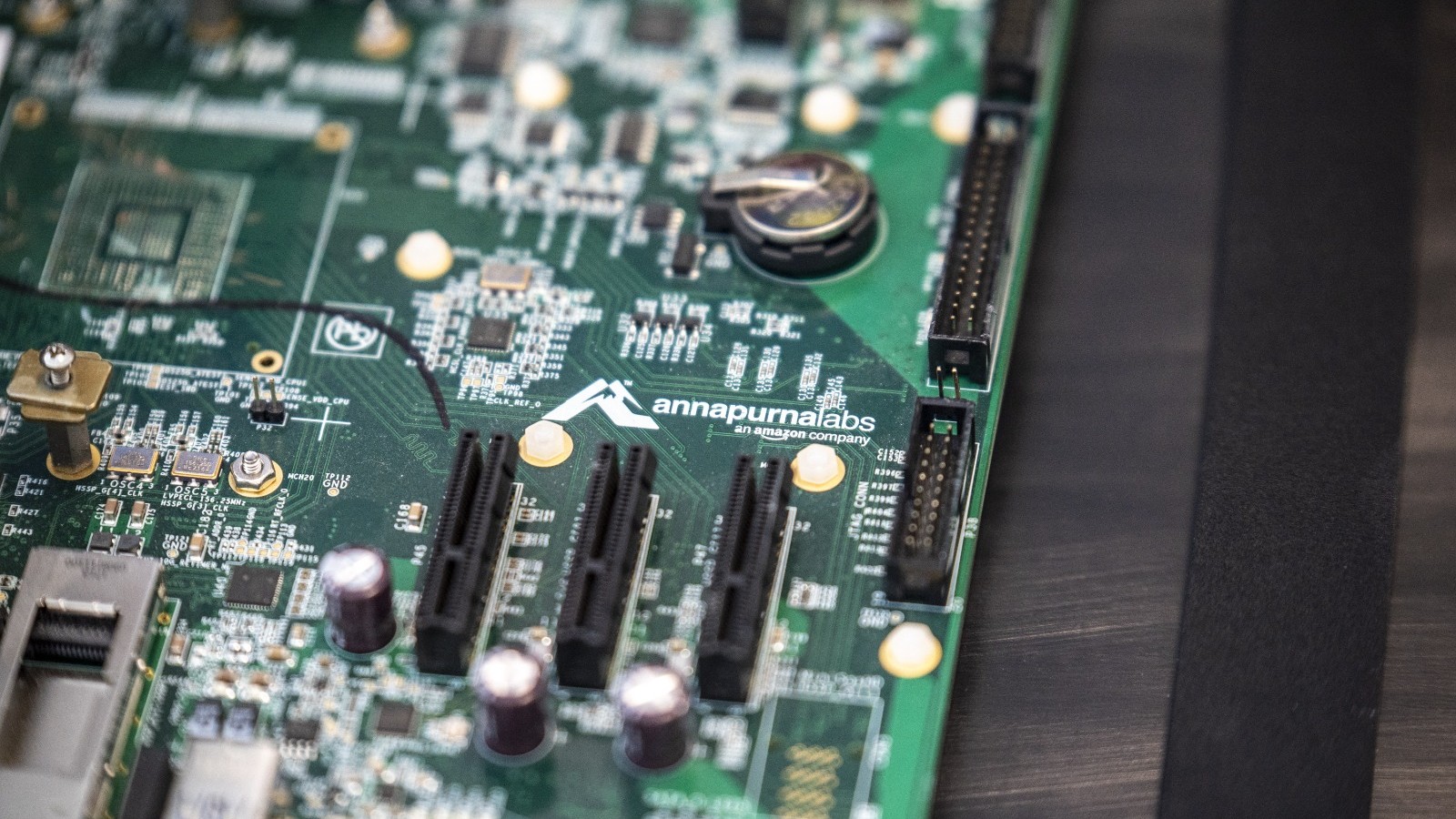 أزمة إمدادات رقائق الذاكرة تمتد عبر الأسواق وتنذر بالأسوأ 