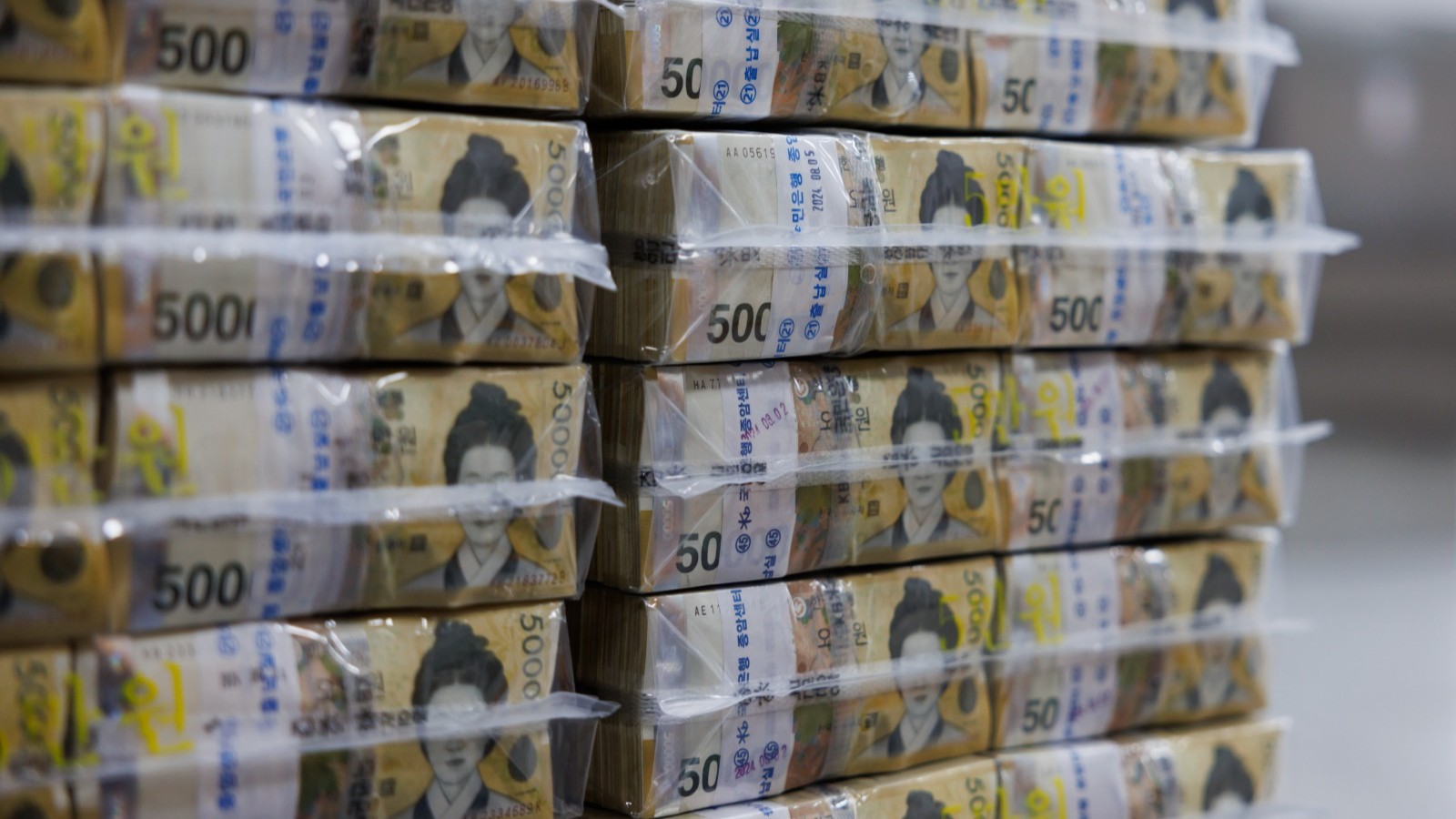 أسهم وعملات الأسواق الناشئة تتجه نحو تحقيق مكاسب أسبوعية 