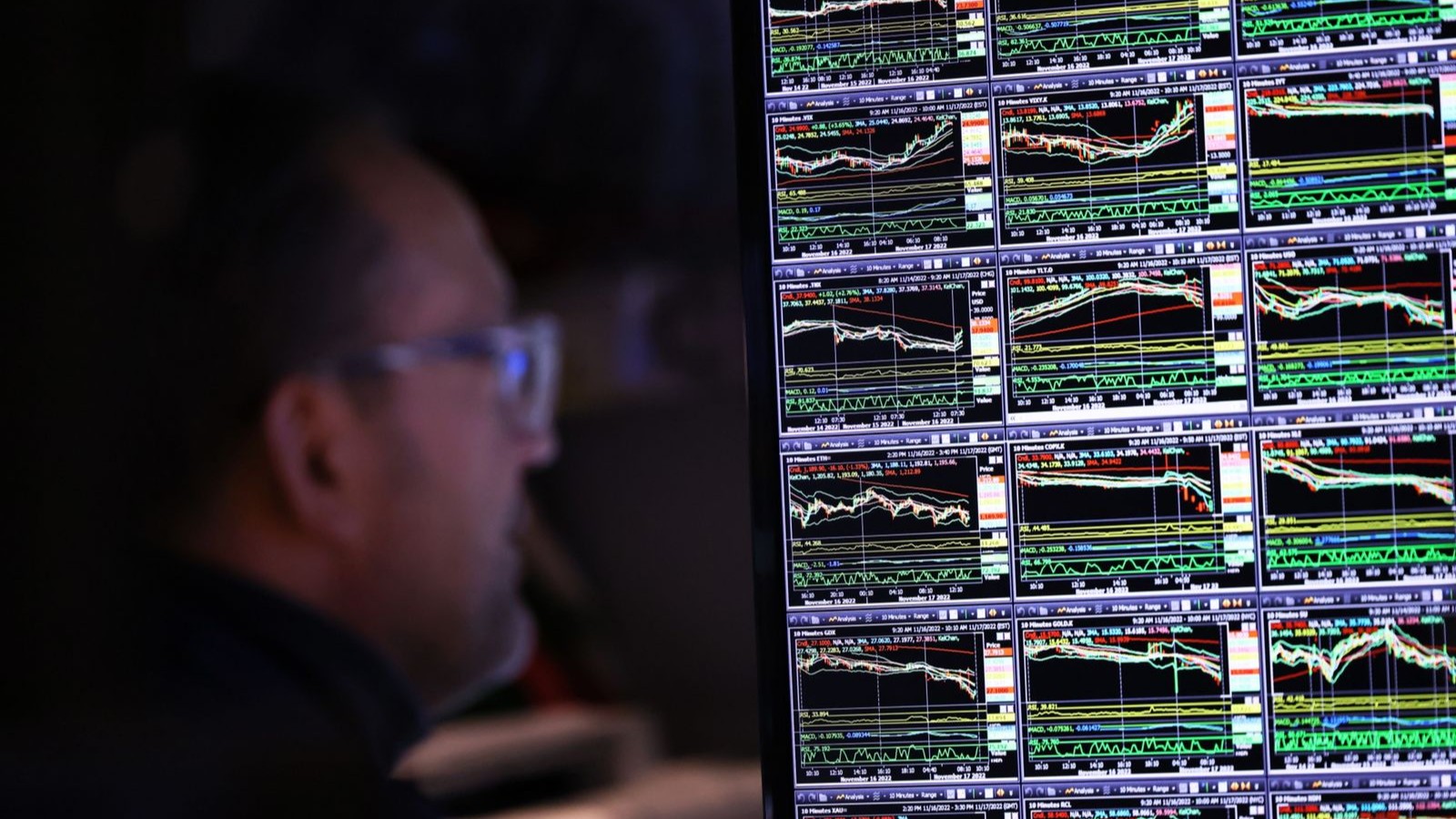 وول ستريت تصعد بعد قفزة مفاجئة في نشاط المصانع الأميركية 