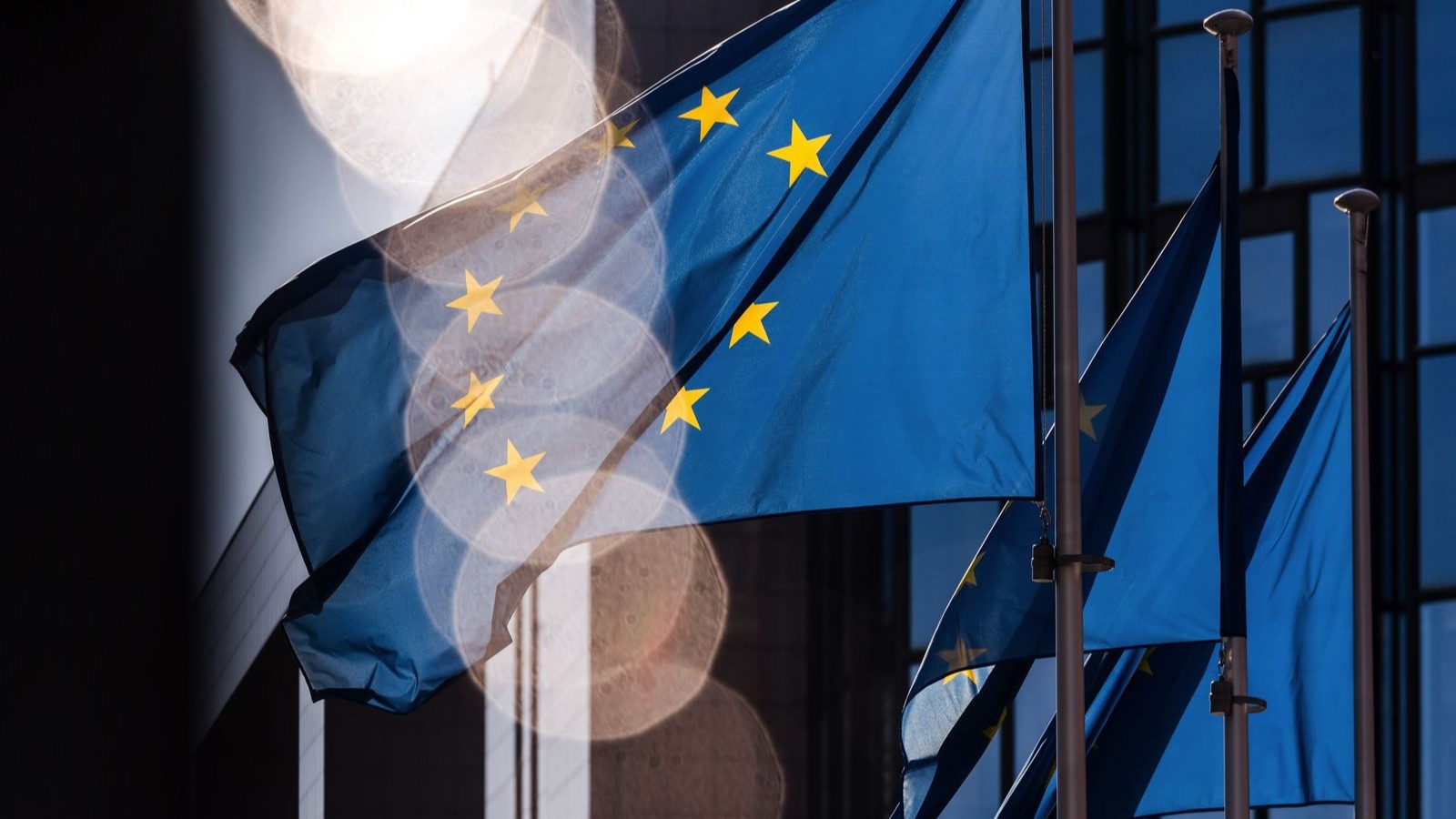 أدريان وولدريدج: هل تشهد القارة العجوز بداية ذلها؟ 