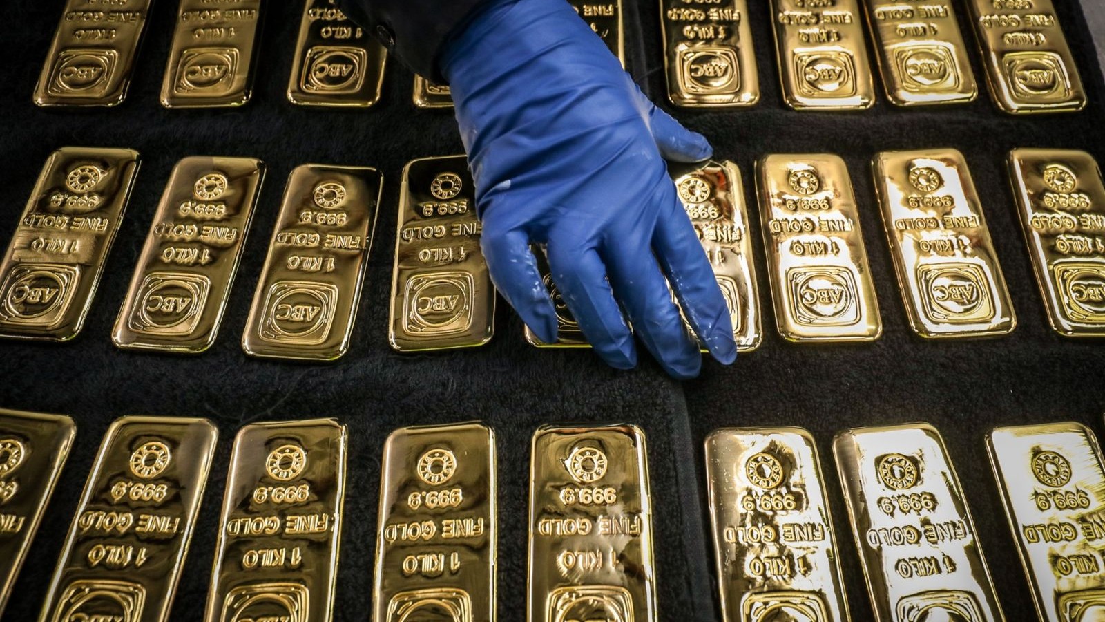 سعر الذهب دون مستوى قياسي مع تزايد الحذر من تصريحات الفيدرالي الأميركي 