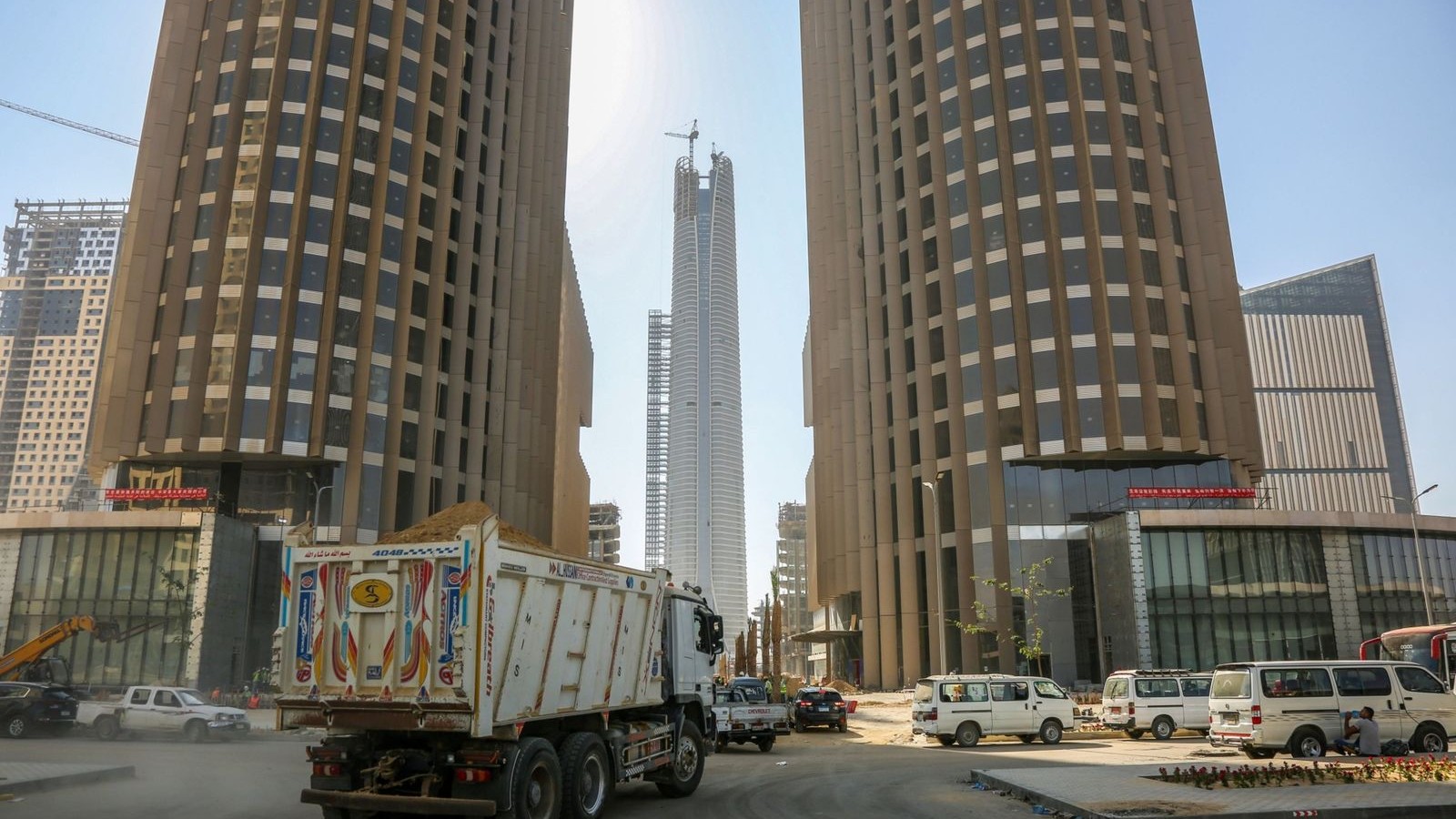 انكماش القطاع الخاص في مصر يتفاقم بسبب الصراع في المنطقة 