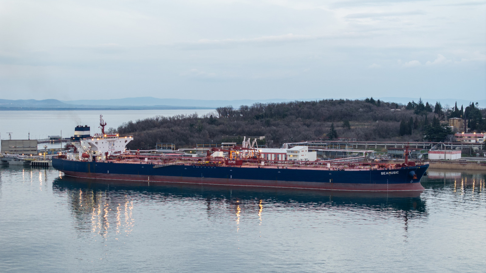 صناديق التحوط تراهن على صعود النفط وسط مخاطر إيران وكازاخستان 