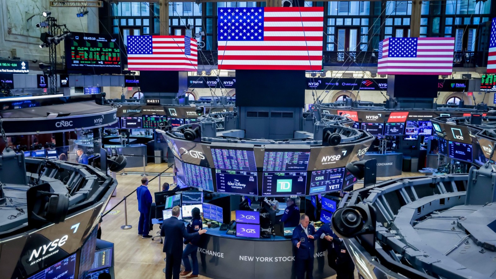 ناسداك 100 يصعد إلى مستوى قياسي مع تراجع رهانات رفع الفائدة 
