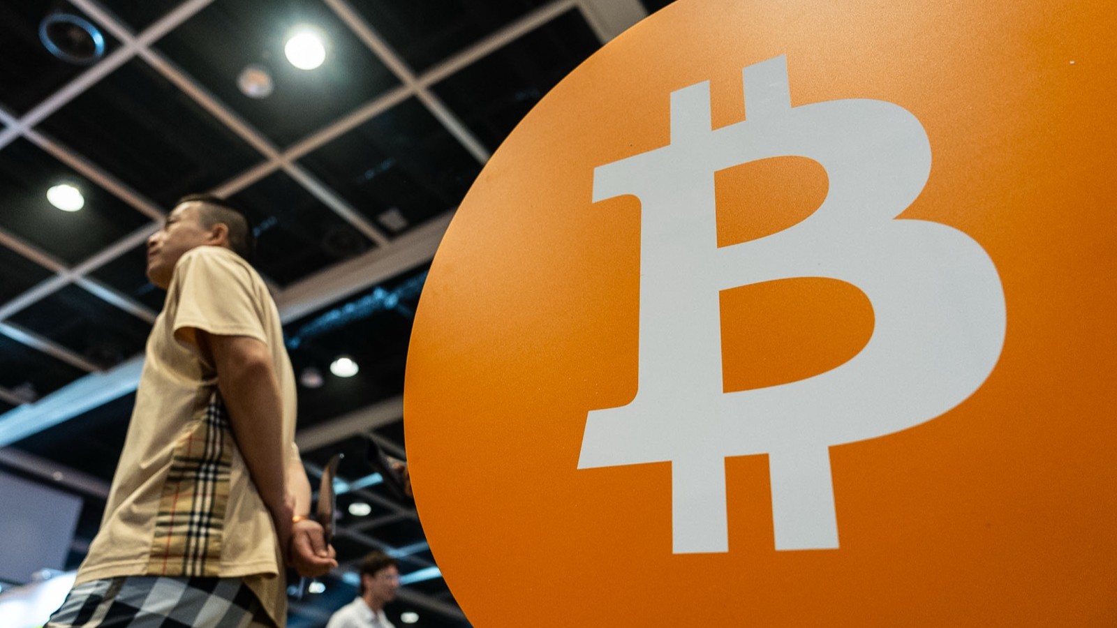بتكوين تهبط دون 60 ألف دولار مع تبدل سياسة quot;ستراتيجيquot; التمويلية 
