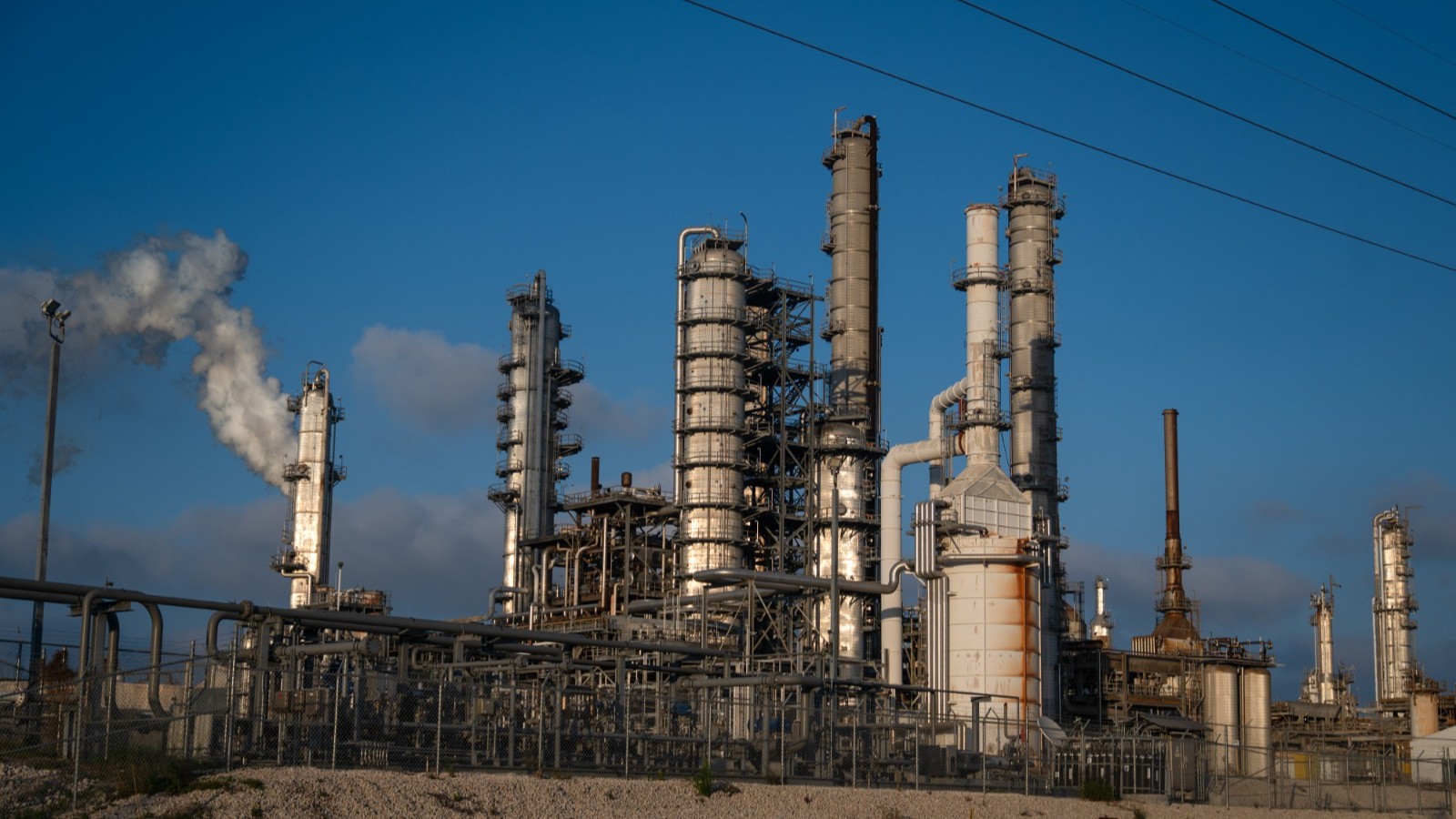 quot;ذعر حقيقيquot;: تقلبات النفط العنيفة تضع المتداولين أمام اختبار صعب 