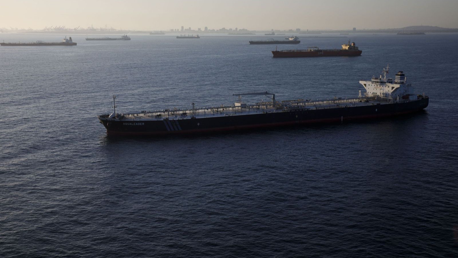 أسعار النفط تقفز بعد تقرير عن غارات جوية على إيران 