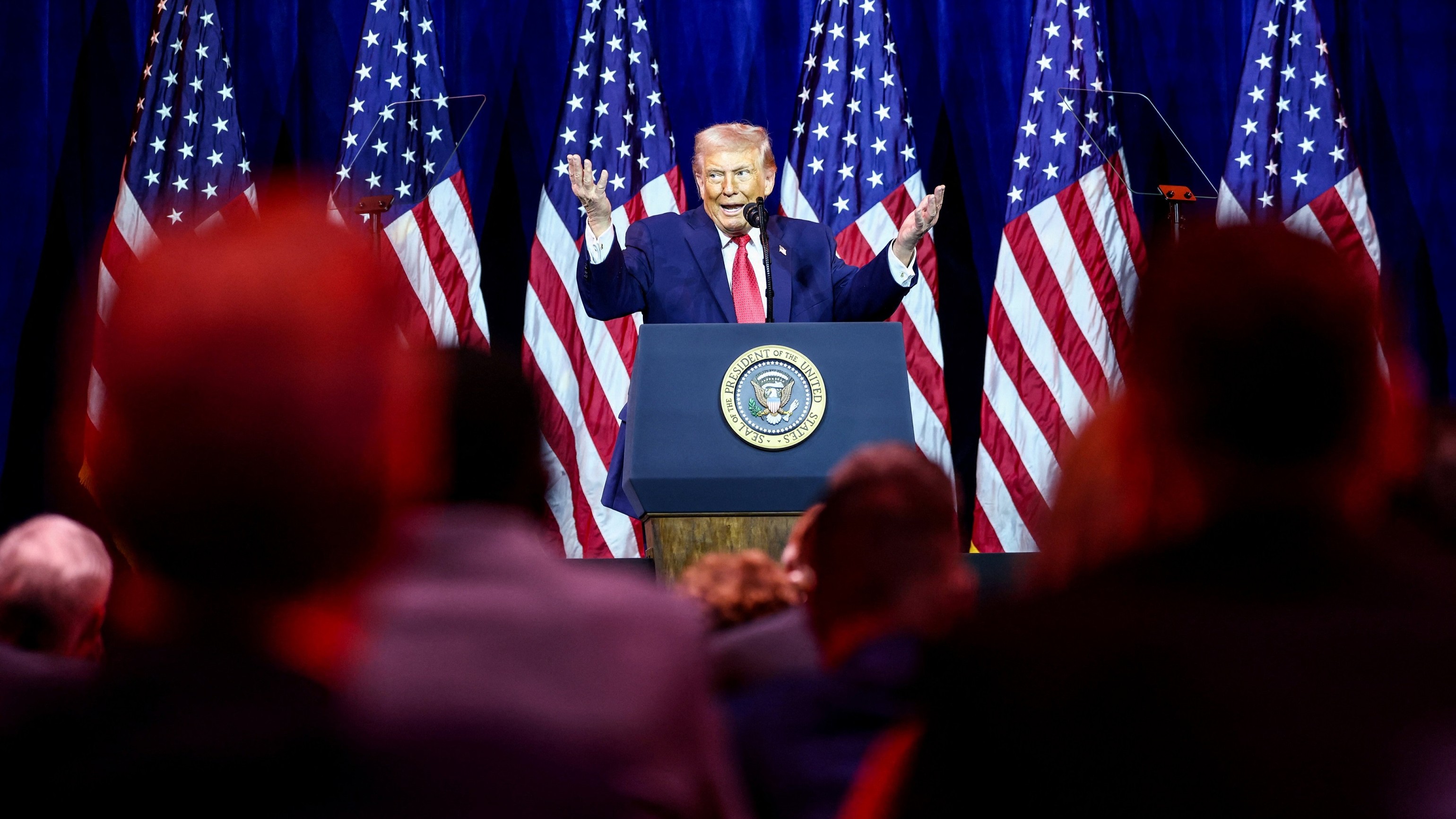 ترمب يلغي هجمات على فنزويلا بعد تقارب بملف النفط والسجناء 