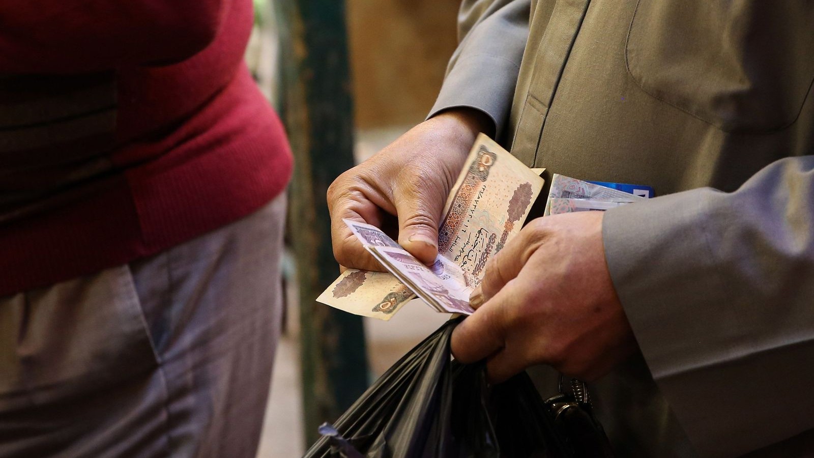 لماذا تراجع الجنيه المصري إلى مستوى تاريخي أمام الدولار؟ 