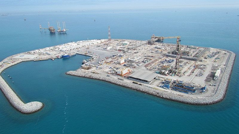 الإمارات تطلب من بعض مشتري النفط استلام إمدادات الخليج خارج مضيق هرمز 