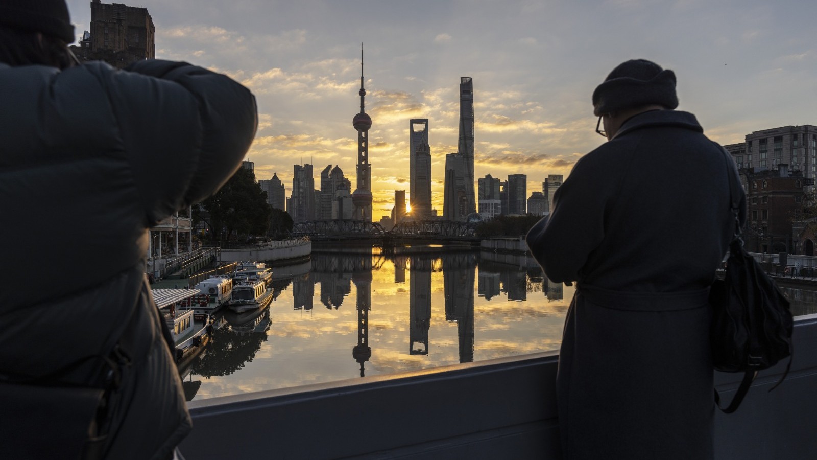 أسواق آسيا تتقلب قبل بيانات الوظائف وقرار المحكمة بشأن رسوم ترمب 