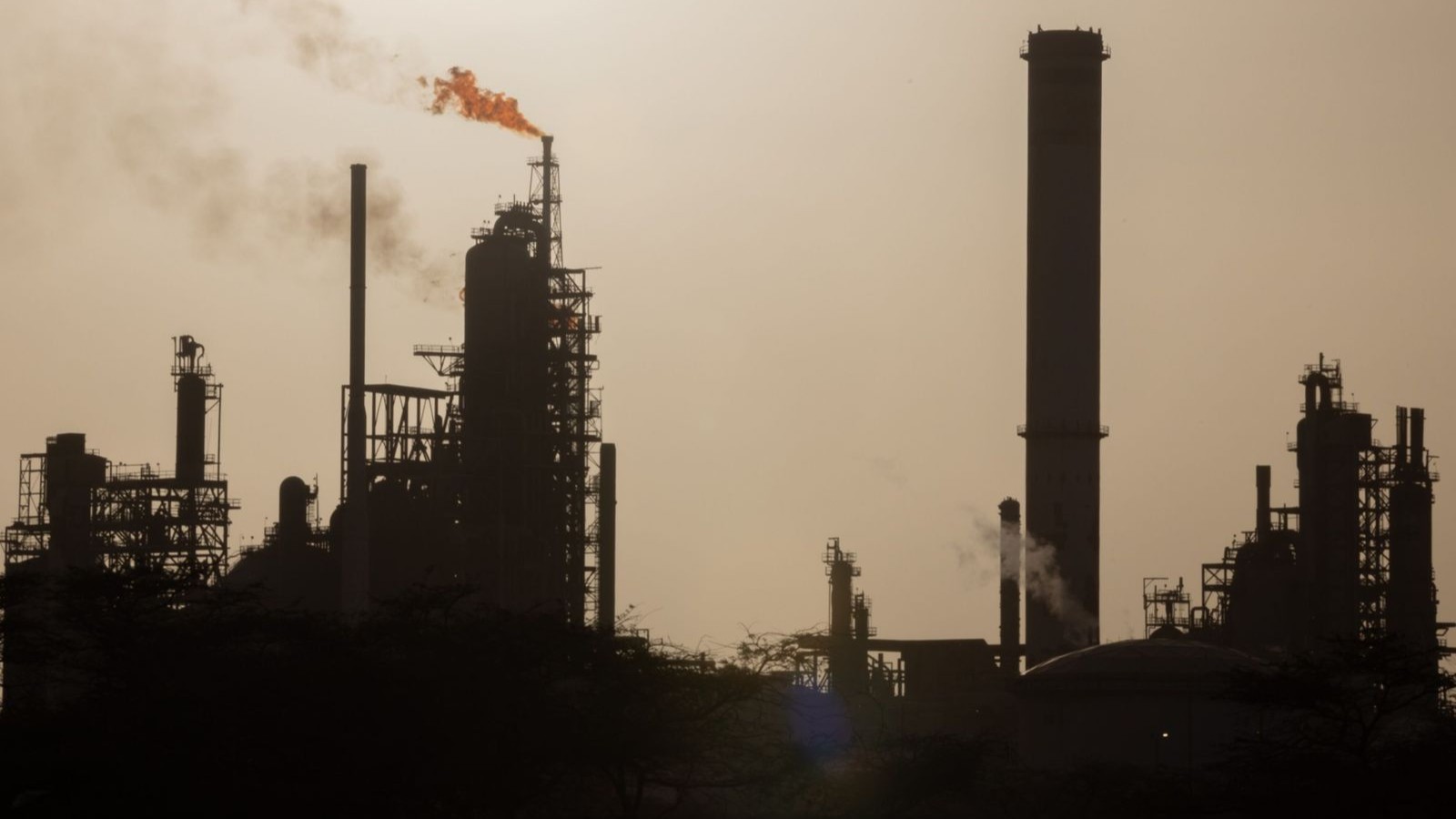 ناقلة بلا وجهة تكشف عقبة كبرى أمام خطة ترمب لإحياء نفط فنزويلا 