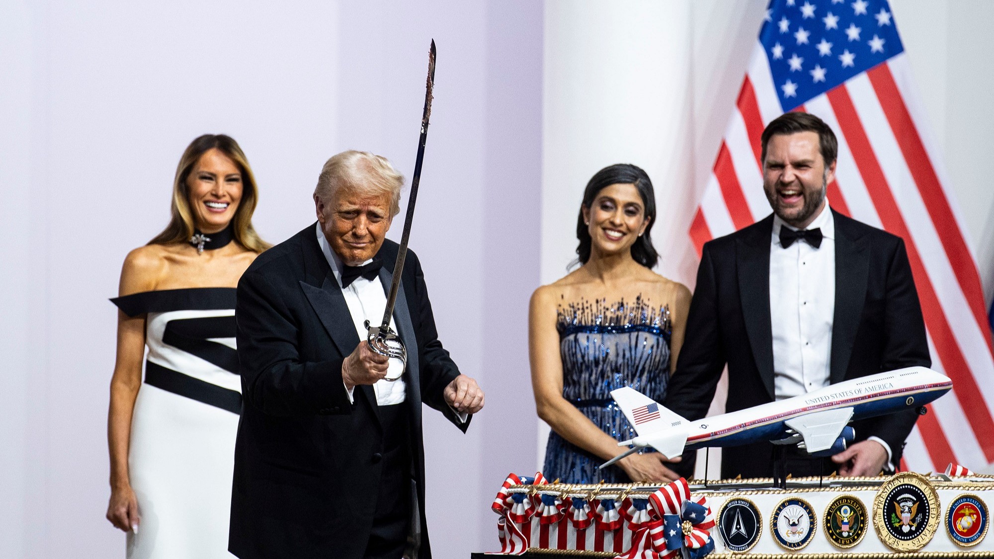 ترمب يفرض رسوماً جمركية عالمية بنسبة 10% على كافة الدول 