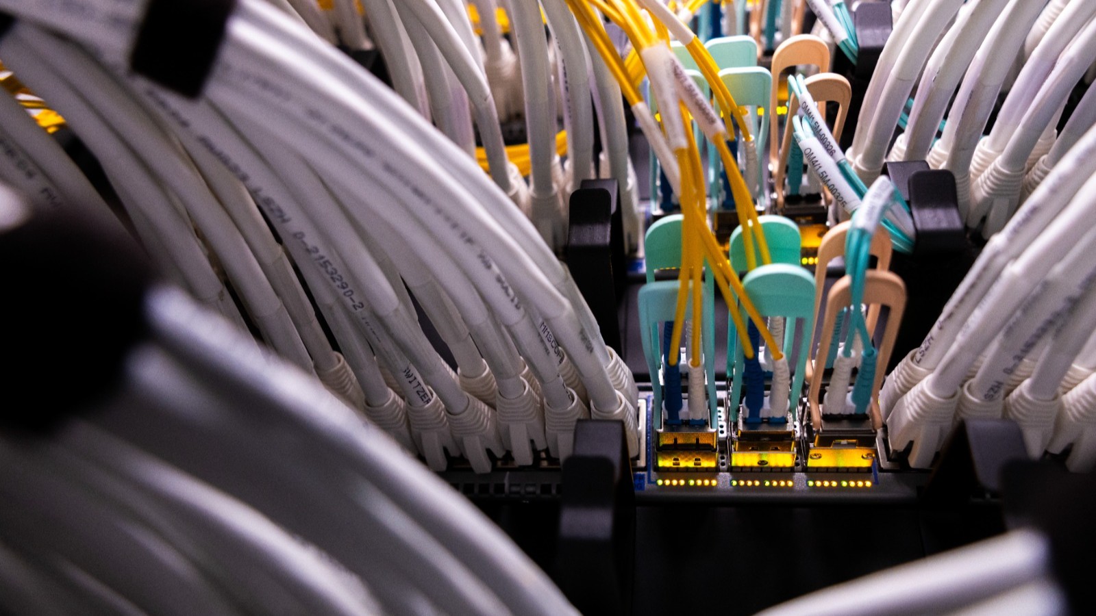 ترمب يطالب شركات التكنولوجيا بتحمل تكلفة مراكز البيانات 