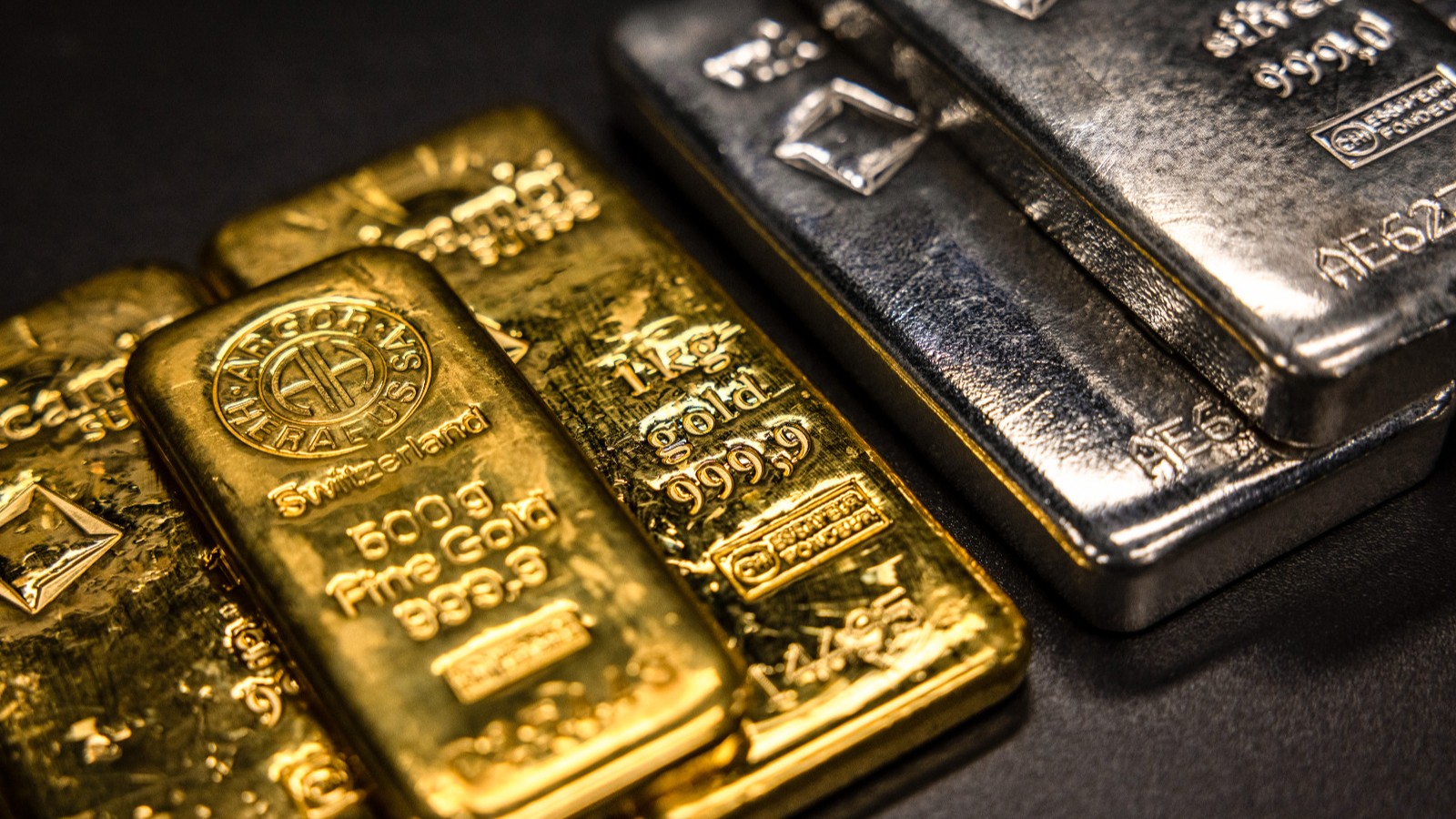 الذهب يتراجع لليوم الثاني بفعل عمليات جني أرباح 