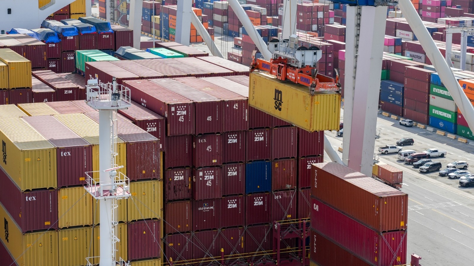 العجز التجاري الأميركي يتفاقم في فبراير بأقل من التوقعات 