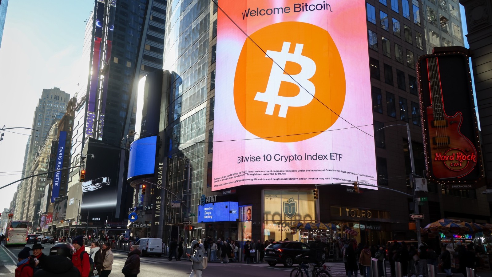 تقلب بتكوين يرتفع قبل انتهاء أجل خيارات بقيمة 23 مليار دولار 