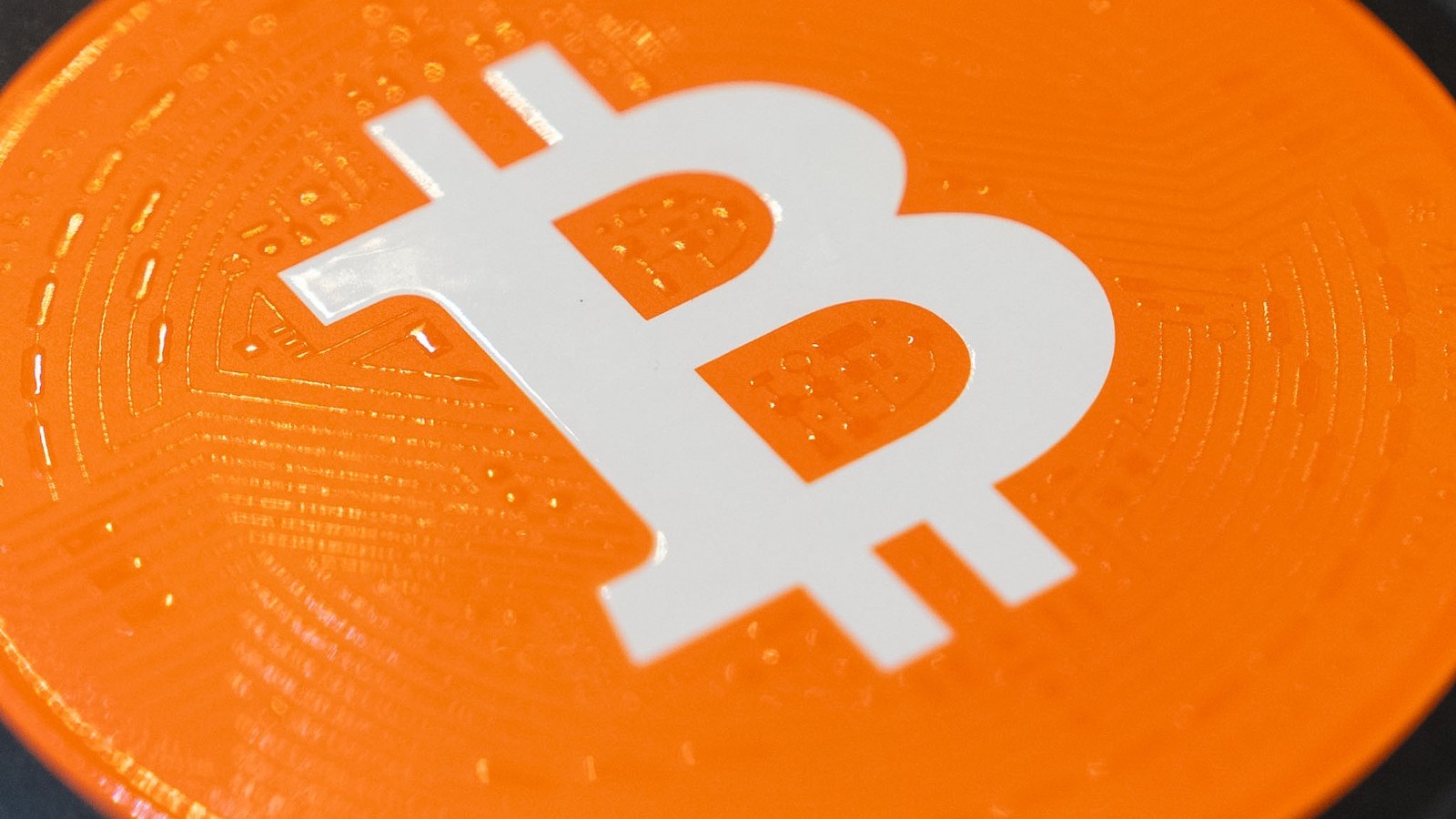 quot;بتكوينquot; تسجل أكبر تراجع منذ يونيو بعد عرقلة مجلس الشيوخ لقانون منظم للعملات 