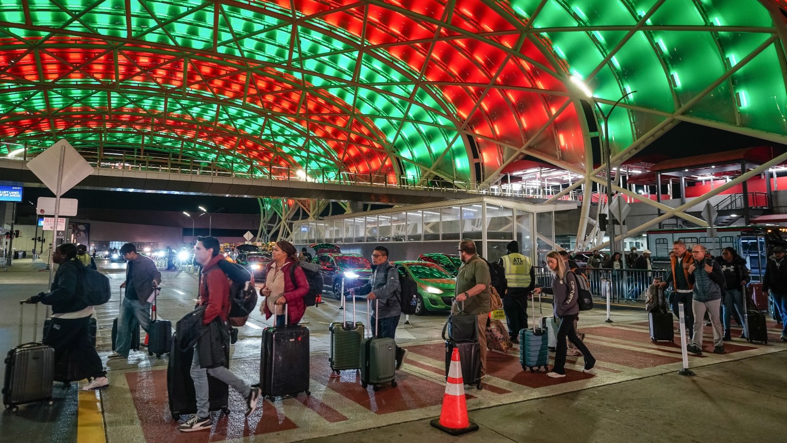 عواصف تعطل خطط سفر الأميركيين في موسم العطلات 