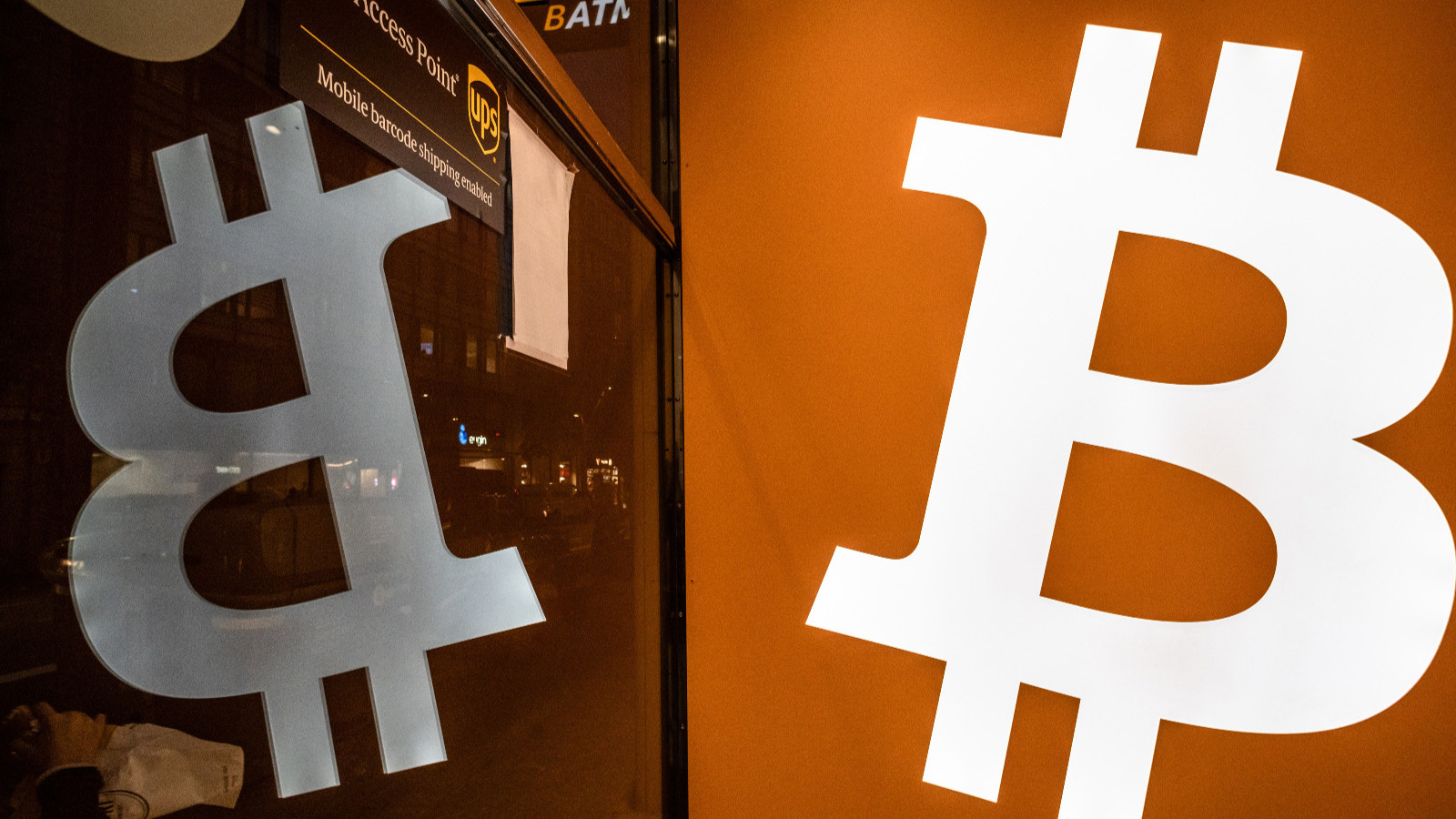 بتكوين تواصل النزيف بينما تتألق أسهم التكنولوجيا 