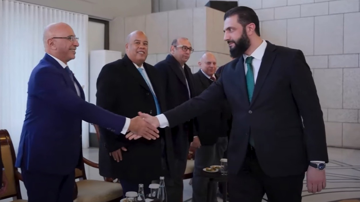 الشرع يدعو الشركات المصرية للانخراط في مشاريع إعادة إعمار سوريا 