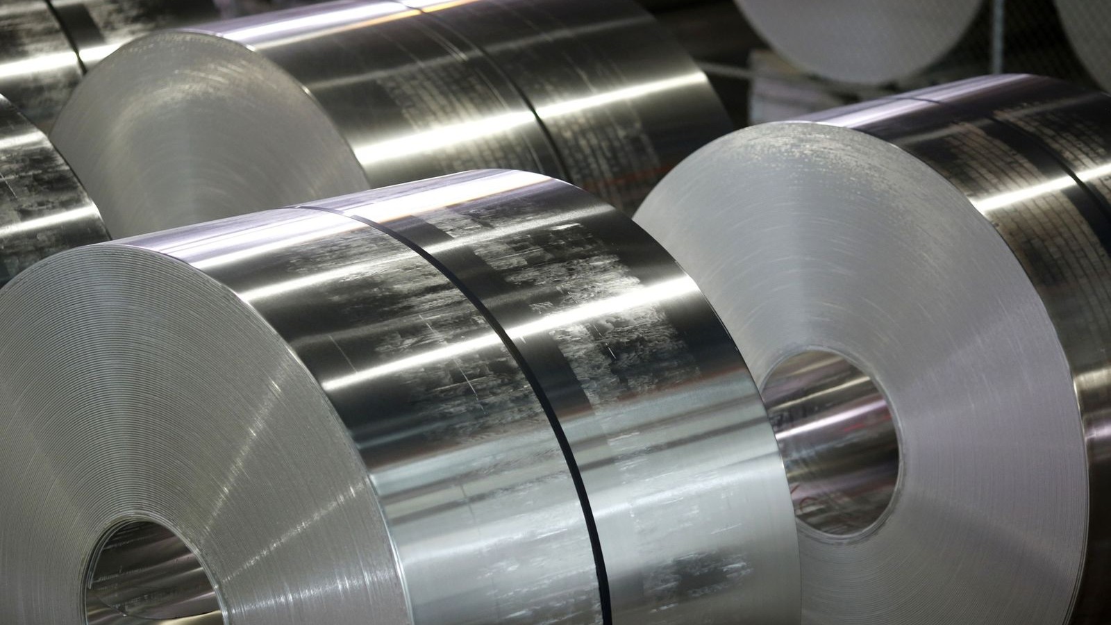 توقعات بخفض ترمب لرسوم الألمنيوم والسعر يهبط على وقع الأنباء 