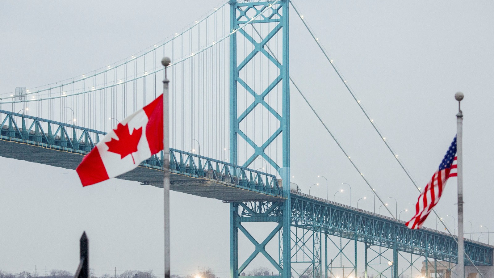ترمب يهدد بمنع افتتاح جسر مع كندا ويطالب بامتلاك نصفه 