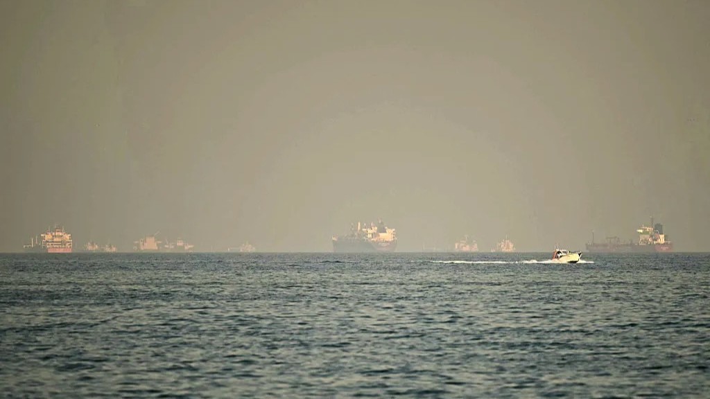 الكويت تطرح منتجات نفطية للبيع معززة المؤشرات على إعادة فتح هرمز 