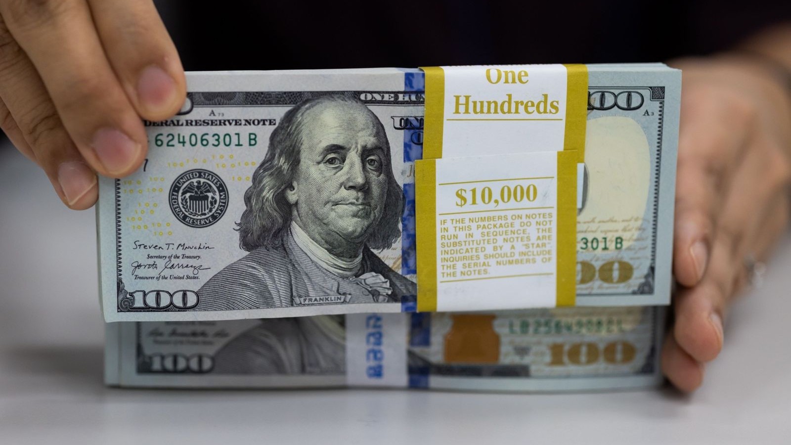 رهانات قياسية على هبوط أكبر في الدولار 